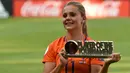 Gelandang Belanda Lieke Martens tersenyum saat menunjukkan trofi pemain terbaik usai final UEFA Women's Euro 2017 antara Belanda dan Denmark di Stadion Fc Twente di Enschede (7/8). Belanda menang dengan skor 4-2 atas Denmark. (AFP Photo/John Thys)