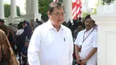 Ketua Umum Partai Golkar yang juga mantan Menteri Perindustrian Airlangga Hartarto meninggalkan Kompleks Istana Kepresidenan di Jakarta, Senin (21/10/2019). Menurut rencana, Presiden Jokowi akan memperkenalkan jajaran kabinet barunya kepada publik hari ini. (Liputan6.com/Angga Yuniar)