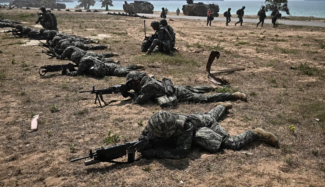 Marinir Korea Selatan mengamankan pantai selama latihan pendaratan amfibi sebagai bagian dari latihan bersama Cobra Gold di pesisir provinsi Chonburi Thailand pada 3 Maret 2023. Latihan utama melibatkan ratusan tentara dari Indonesia, Jepang, Malaysia, Singapura, dan Korea Selatan. (AFP/Lillian Suwanrumpha)