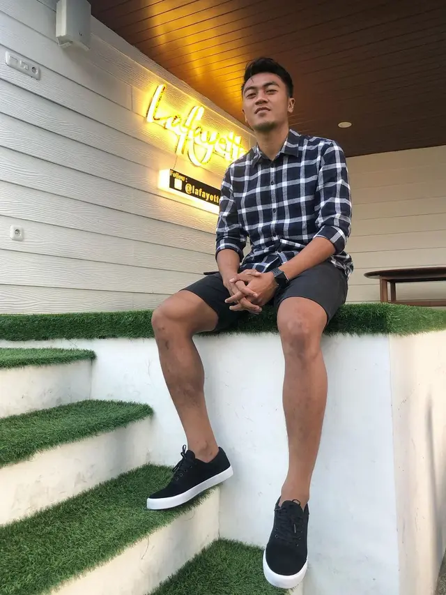 6 Gaya Kasual Rizky Dwi Febrianto saat di Luar Lapangan, Jadi Sorotan