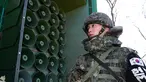 Tentara Korsel berdiri di dekat pengeras suara yang dipasang di sebelah selatan zona demiliterisasi, Yeoncheon, Jumat (8/1/2016). Pengeras suara tersebut memasang musik pop Korea, berita dan kritik atas Korea Utara ke arah perbatasan. (YONHAP/AFP)