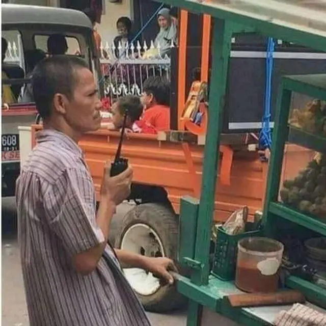 6 Potret Pedagang Bawa HT Ini Bikin Pembeli Bertanya-tanya, Bak Jadi Intel