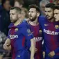 Para pemain Barcelona merayakan gol yang dicetak oleh Luis Suarez ke gawang AS Roma pada laga leg pertama perempat final Liga Champions di Stadion Camp Nou, Rabu (4/4/2018). Barcelona menang 4-1 atas AS Roma. (AFP/Manu Fernandez)