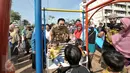 Gubernur DKI Basuki Tjahaja Purnama atau Ahok bermain dengan anak-anak usai meresmikan RPTRA Rusun Cipinang Besar Selatan, Jakarta, Selasa (23/8). Sebelumnya, sempat beredar isu penolakan warga terhadap kedatangan Ahok. (Liputan6.com/Yoppy Renato)