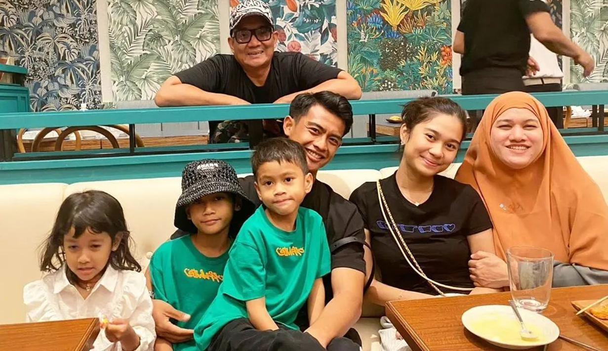 Pratama Arhan dan Azizah Salsha baru saja menikah pada 20 Agustus 2023. Arhan dan Azizah kian terlihat kompak saat kumpul bersama saudara. Potret Arhan dan Azizah kumpul saudara ini tuai atensi. (Liputan6.com/IG/arhanazizah.official)