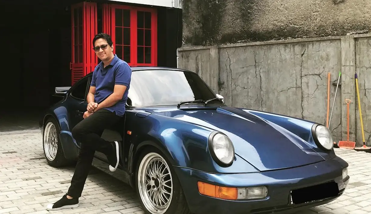 Bagi Andre, mobil-mobil antik memiliki keistimewaan tersendiri. Seperti saat Andre memamerkan mobil antik berwarna biru tua. Mobil tersebut terlihat unik dengan dua lampu klasik yang berada di bagian depan mobil tersebut. (Liputan6.com/IG/@andreastaulany)