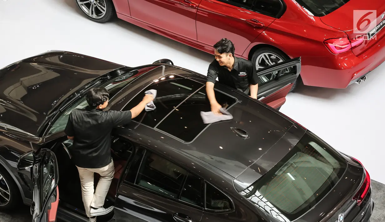 Pengunjung melihat mobil BMW selama BMW Exhibition yang berlangsung pada 15-17 Februari di Plaza Senayan, Jakarta, Jumat (15/2). Penjualan BMW tahun 2018 sedikit mengalami kenaikan dibanding pada 2017 yang mencapai 3.353 unit. (Liputan6.com/Fery Pradolo)