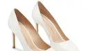 Tate McRae terlihat mengenakan Stuart Power 85 Pump berwarna putih dari Stuart Weitzman, merek sepatu mewah asal Amerika Serikat yang dikenal dengan desain elegan dan craftsmanship khas para artisan dari Spanyol. [Dok/Stuart Weitzman].