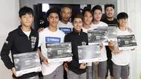 Dua pebalap Yamaha Indonesia, Galang Hendra Pratama dan Immanuel Putra Pratna, mendapatkan sertifikat setelah menyelesaikan latihan di akademi Valentino Rossi. (Yamaha Indonesia)