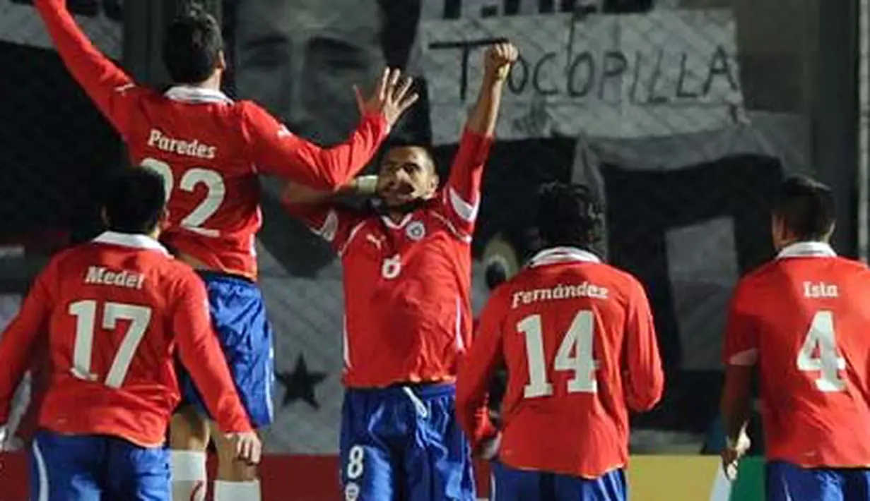 Gelandang Timnas Cile Arturo Vidal (tengah) merayakan gol yang disambut rekan-rekannya saat menghadapi Meksiko di ajang Copa America di San Juan, 4 Juli 2011. AFP PHOTO/ALEJANDRO PAGNI