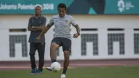 Pelatih Timnas Indonesia, Bima Sakti, mengontrol bola saat memimpin latihan di Stadion Wibawa Mukti, Jawa Barat, Senin (10/9/2018). Latihan ini persiapan jelang laga uji coba melawan Mauritius. (Bola.com/Vitalis Trisna)