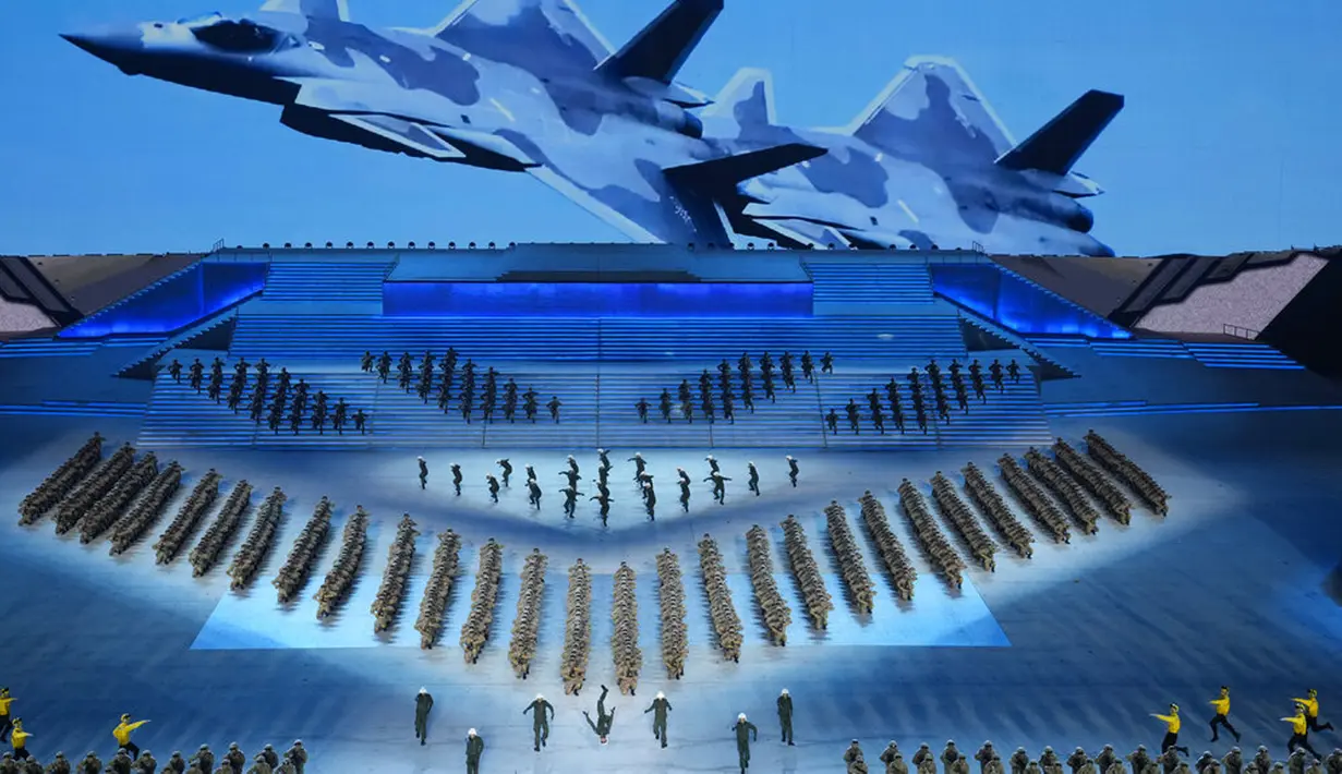 Anggota militer China tampil dalam segmen pertunjukan gala menjelang peringatan 100 tahun berdirinya Partai Komunis China di Beijing, China, 28 Juni 2021. Partai Komunis China akan merayakan HUT ke-100 pada 1 Juli 2021. (AP Photo/Ng Han Guan)