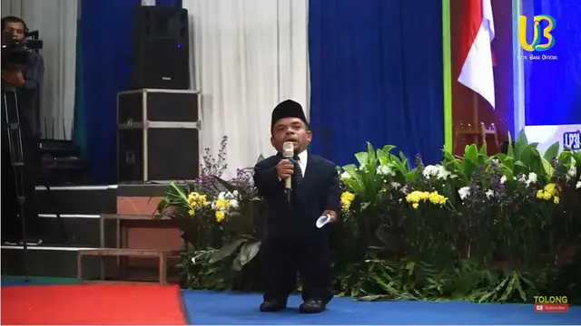 7 Potret Ucok Baba Datang ke Acara Wisuda Sekolah Putranya, Bikin Heboh