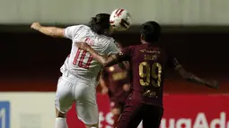 Gelandang Persija Jakarta, Marc Anthony Klok (kiri) berebut bola di udara dengan gelandang PSM Makassar, Saldi dalam laga leg pertama semifinal Piala Menpora 2021 di Stadion Maguwoharjo, Sleman, Kamis (15/4/2021). Kedua tim bermain imbang 0-0. (Bola.com/Ikhwan Yanuar)