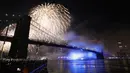 Kembang api menghiasi langit di atas Jembatan Brooklyn selama perayaan Hari Kemerdekaan Amerika Serikat atau yang dikenal sebagai Fourth of July di New York, Kamis (4/7/2019). Di Amerika Serikat sendiri, 4 Juli ditetapkan sebagai hari libur nasional. (AP Photo/Frank Franklin II)