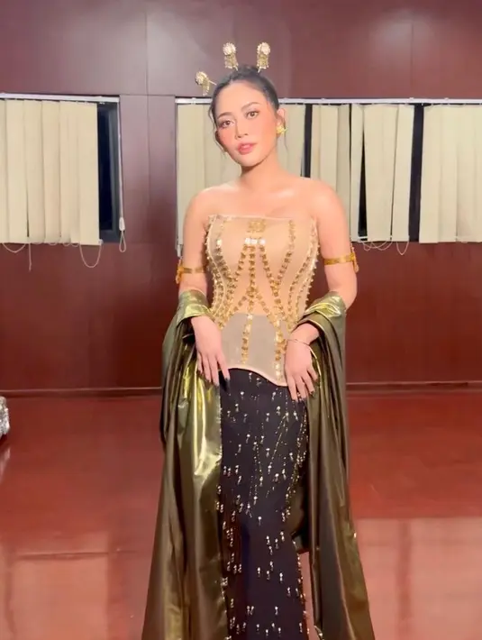 Rachel Vennya mengenakan dress berkilauan dari Ansoe dan aksesori tradisional dari Subeng Klasik. [@rachelvennya]