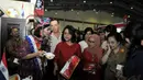 Usai pembukaan, Iriana Joko Widodo melanjutkan meninjau pameran didampingi Mufidah Jusuf Kalla, Megawati Soekarnoputri, Jakarta, Rabu (19/11/2014). (Liputan6.com/Herman Zakharia)