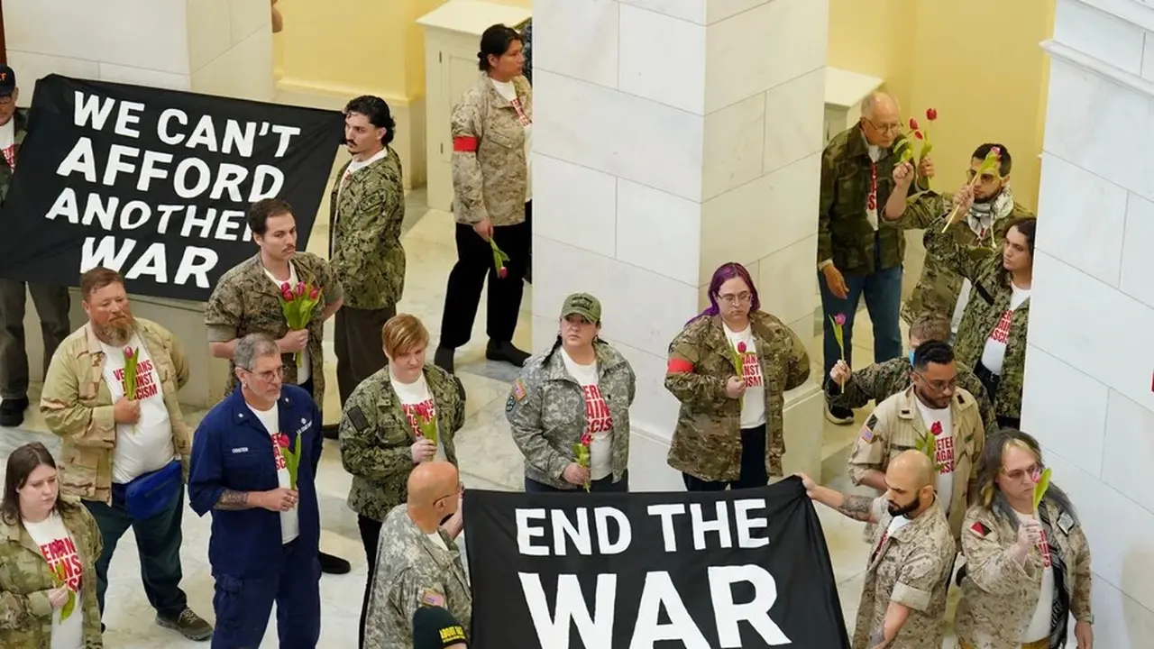 Puluhan veteran militer Amerika Serikat ditangkap pada Senin (20/4/2026) di Washington D.C, usai melakukan aksi demo untuk memprotes kebijakan Trump untuk melakukan perang dengan Iran. (Dok. AFP)