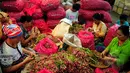 Aktivitas pembersih bawang di Pasar Induk Kramat Jati, Jakarta, Jumat, (13/3/2015). Harga bawang merah di sejumlah pasar menembus Rp 30 ribu per kg atau mengalami kenaikan Rp 2000-5000/kg. (Liputan6.com/Yoppy Renato)