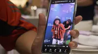 Komedian Marshel Widianto menunjukkan saat dirinya mendapat tanda tangan legenda AC Milan, Kaka, di bagian belakang jersey yang dibawanya pada Sabtu (3/6/2023). (Bola.com/Okie Prabhowo)