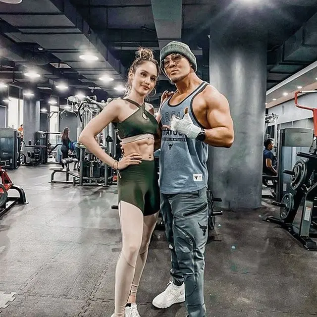 7 Potret Menawan Cinta Laura Pamer Perutnya yang Sixpack