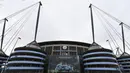 Poster raksasa bergambar pemain Manchester City terpasang di Stadion Etihad, Manchester, Senin (17/4/2018). Persiapan ini dilakukan untuk merayakan pesta juara Manchester City meraih gelar Premier League. (AFP/Paul Ellis)