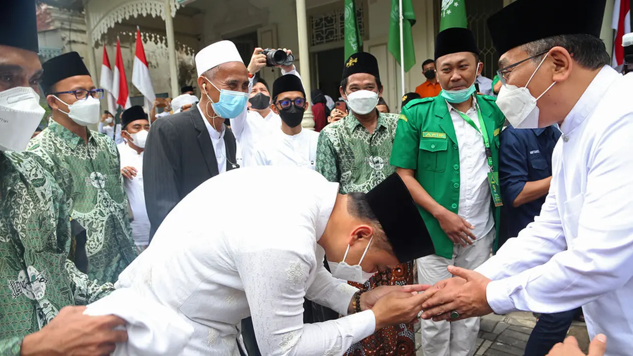 Eri Cahyadi di acara napak tilas Hoofdbestuur Nahdlatoel Oelama (HBNO), gedung yang punya makna sejarah penting bagi NU, Kamis (17/2/2022). (surabaya.go.id)