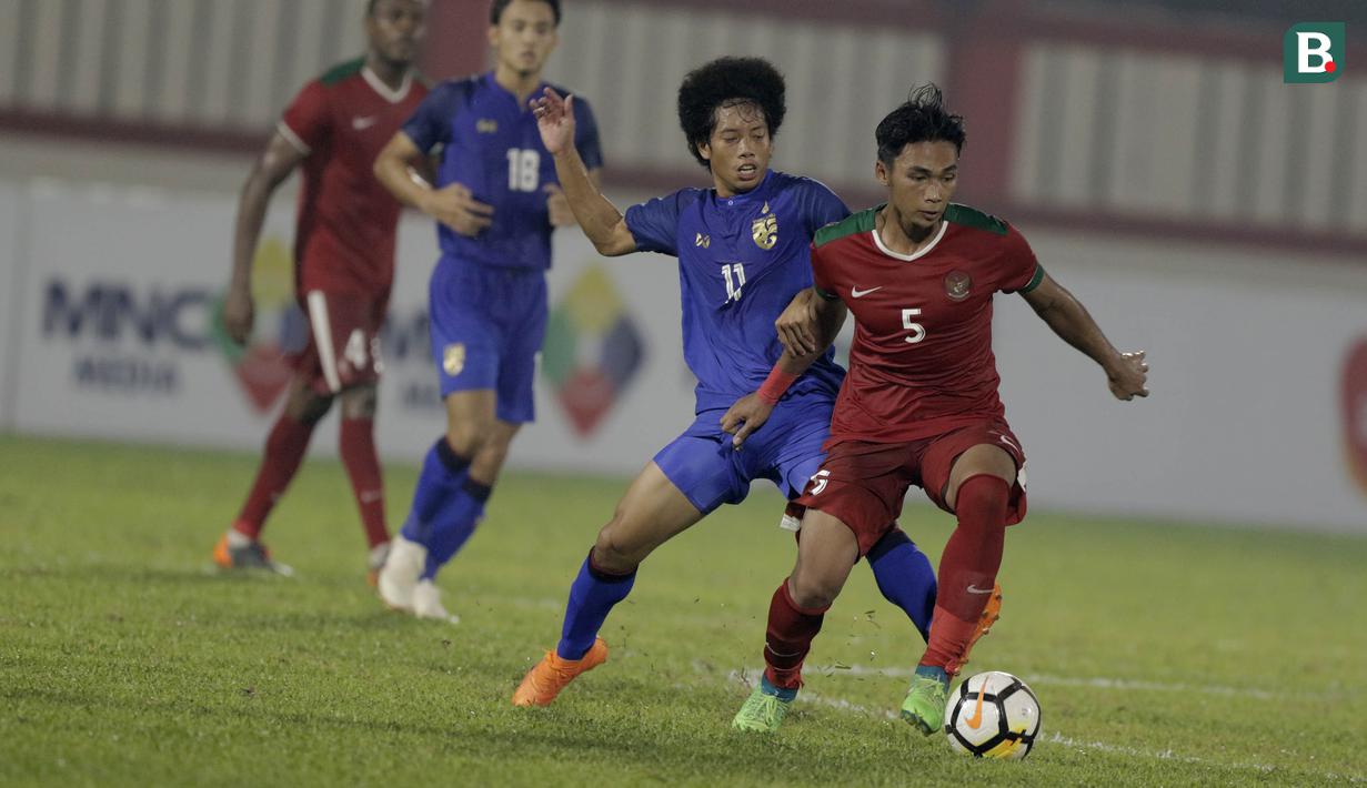 Bek Indonesia, Bagas Adi Nugroho, berebut bola dengan pemain Thailand, Tanasith Sripala, pada laga persahabatan di Stadion PTIK, Jakarta, Kamis, (31/5/2018). Indonesia takluk 1-2 dari Thailand. (Bola.com/M Iqbal Ichsan)