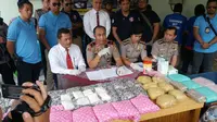 Bareskrim Polri membongkar sindikat peredaran narkoba di Sumut dan Aceh dengan barang bukti sabu 48 kg dan 7.000 pil ekstasi. (Liputan6.com/Reza Efendi)