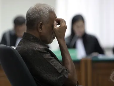 Bupati Biak Numfor, Yesaya Sombuk saat mendengarkan tuntutan jaksa di Pengadilan Tipikor, Jakarta, Senin (29/9/2014) (Liputan6.com/Miftahul Hayat)