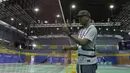 Pekerja menyelesaikan persiapan untuk venue bulutangkis SEA Games 2019 di Muntinlupa Sports Center, Manila, Sabtu (23/11). Cabang bulutangkis akan mulai bertanding pada Minggu (1/12). (Bola.com/M Iqbal Ichsan)