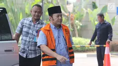 Bupati Lampung Selatan nonaktif Zainudin Hasan tiba di gedung KPK, Jakarta, Sabtu (15/8). Zainudin Hasan diperiksa sebagai tersangka terlibat menerima suap terkait proyek infrastruktur di wilayah Kab Lampung Selatan. (Merdeka.com/Dwi Narwoko)
