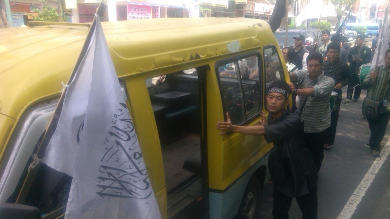 Tolak Kenaikan BBM, Mahasiswa Dorong Motor dan Mobil