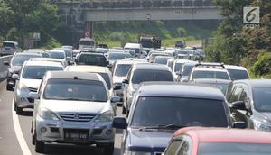 Pengendara mobil melintas pada jalur contra flow di ruas tol Semarang-Bawen, Jawa Tengah, Jumat (31/5/2019). Jasa Marga memberlakukan rekayasa lalu lintas sistem lawan arus dari Km 426 hingga Km 433 ruas tol Semarang-Bawen untuk mengurai kepadatan kendaraan pemudik. (Liputan6.com/Herman Zakharia)