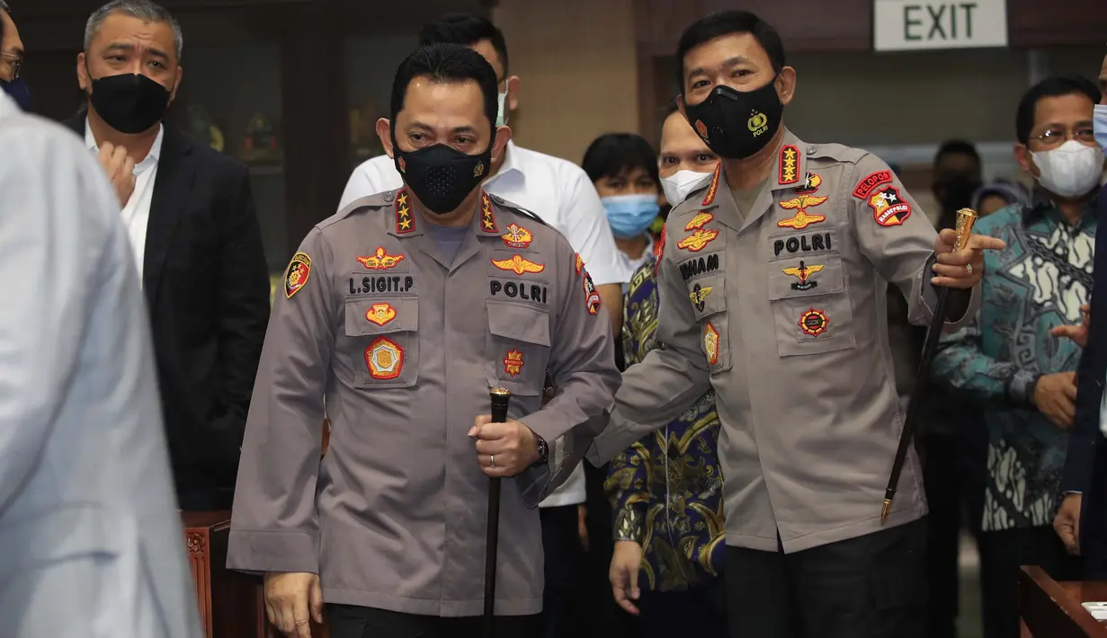 Kapolri Jenderal Pol Idham Aziz (kanan) mendampingi Komjen Pol Listyo Sigit untuk mengikuti Uji Kelayakan dan Kepatutan Calon Kapolri di ruang Komisi III DPR, Jakarta, Rabu (20/1/2021). Komjen Listyo merupakan calon tunggal Kapolri yang diajukan Presiden Joko Widodo ke DPR (Foto: Pool/Sopian)