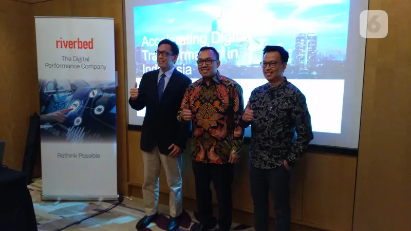 Tri Haryanto, Head of ICT Division, PT Jasa Raharja (tengah) bersama Andri Firtiyan dan Benny Lim dari Riverbed SteelConnect