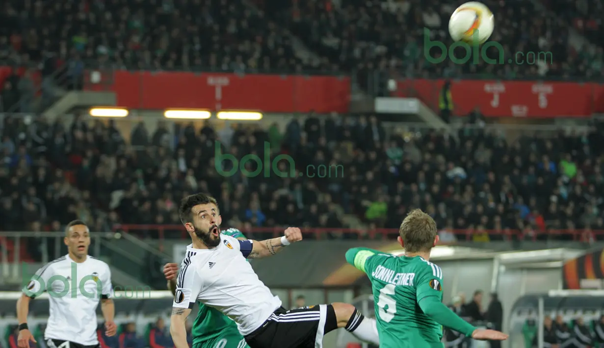 Aksi striker Valencia, Alvaro Negredo, di depan gawang Rapid Vienna pada leg kedua babak 32 besar Liga Europa di Stadion Ernst Happel, Wina, Austria, Jumat (26/2/2016) dini hari WIB. (Bola.com/Reza Khomaini) 