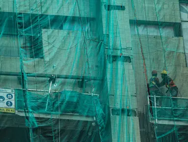 Pekerja konstruksi beraktivitas di proyek pembangunan gedung di Jakarta, Selasa (16/3/2021). BPJS Ketenagakerjaan mengungkapkan kasus kecelakaan kerja mencapai 153.044 sepanjang 2020 lalu. (merdeka.com/Imam Buhori)