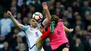Pemain Inggris, Jordan Henderson (kiri), berduel dengan pemain Skotlandia, James Forrest, dalam laga Grup F Kualifikasi Piala Dunia 2018 di Stadion Wembley, Jumat (11/11/2016) waktu setempat. (Reuters/Eddie Keogh)