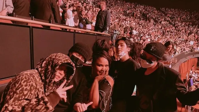 BTS menghadiri konser "Love On" Harry Styles di Los Angeles intip pakainnya