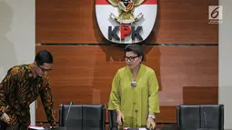 Wakil Ketua KPK Basaria Panjaitan (kanan) bersiap memberi keterangan terkait OTT Kendari di Gedung KPK, Jakarta, Kamis (1/3). Dua tersangka dalam OTT Kendari ialah Wali Kota Kendari Adriatma Dwi Putra dan cagub Sultra Asrun. (Liputan6.com/Herman Zakharia)