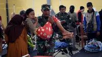 Ratusan siswa di Bandung, Jawa Barat, pada Selasa 23 September 2025, dilaporkan jatuh sakit setelah menyantap makanan dari program Makan Bergizi Gratis (MBG). (Timur Matahari/AFP)
