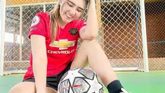 Via Vallen memang menyukai dunia sepak bola. Perempuan kelahiran 1 Oktober 1991 memiliki klub sepak bola favorit yakni Manchester United. Ia kerap memakai jersey Manchester United di beberapa momen seperti saat ia berada di lapangan futsal. (Liputan6.com/IG/@viavallen)