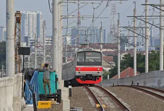 Rangkain KRL Commuter Line bersiap menuju Stasiun Manggarai, Jakarta, Minggu (26/9/2021). Jalur layang (elevated track) KRL Bogor Line di Stasiun Manggarai yang terdiri dari empat peron bagi penumpang kereta relasi tujuan Jakarta-Bogor. (Liputan6.com/Herman Zakharia)