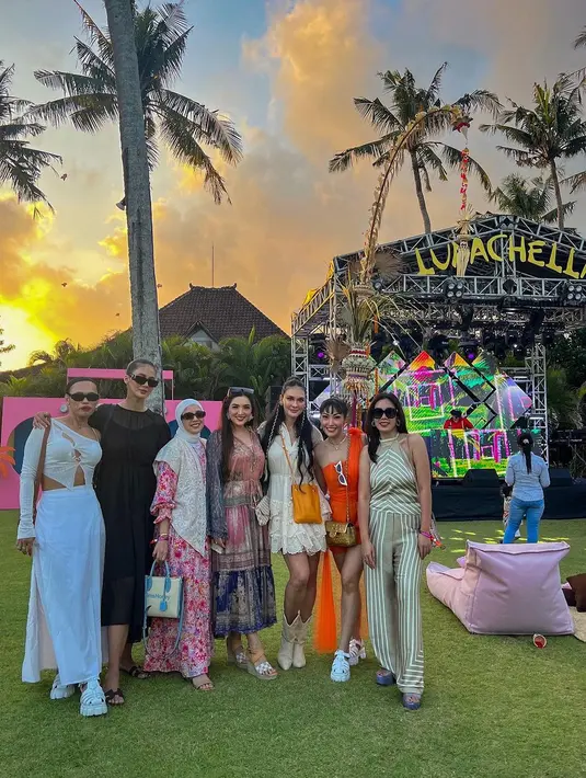 Penampilan kece geng Cendol saat menghadiri acara ulang tahun Luna Maya di Bali. [Foto: Instagram/ashanty_ash]