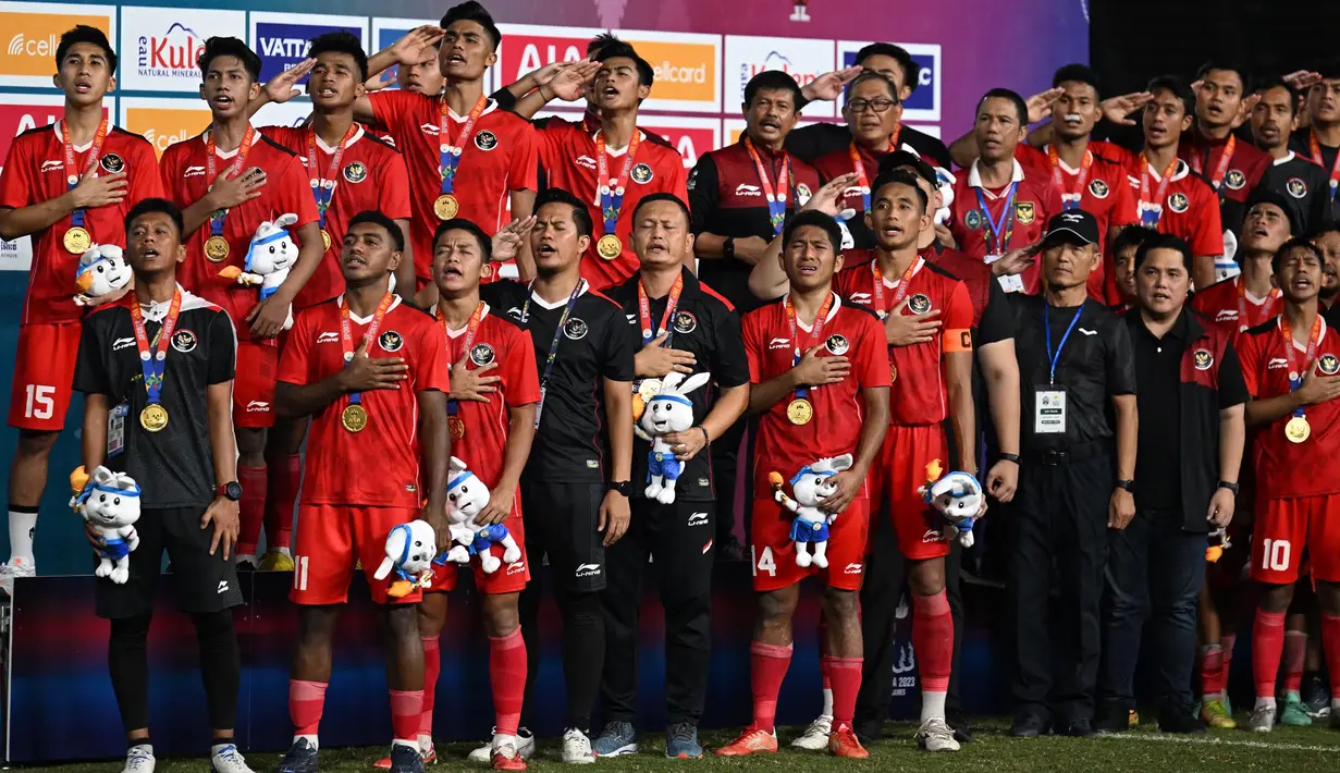 Airmata berjatuhan saat timnas Indonesia menyanyikan lagu kebangsaan Indonesia Raya di podium utama sepak bola putra SEA Games ke-32 di Phnom Penh pada 16 Mei 2023. (MOHD RASFAN/AFP)