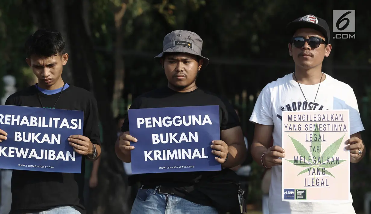 Aktivis menggelar aksi Renungan 10 Tahun Undang-Undang Narkotika di Taman Aspirasi, Monas, Jakarta, Selasa (25/6/2019). Aksi yang dihadiri oleh keluarga korban UU Narkotika tersebut menuntut pemerintah segera merevisi Undang-Undang No.35 Tahun 2009 tentang Narkotika. (merdeka.com/Iqbal S Nugroho)