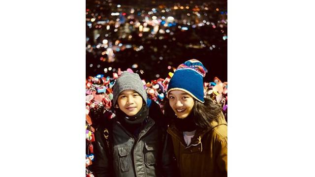 Gadis 15 tahun ini sangat dekat dengan adik laki-lakinya, Bima Al Ayman Modjo. Keduanya terlihat kompak saat foto bersama.