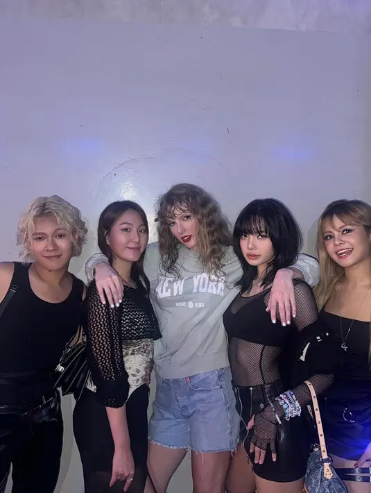 Tidak sendiri, Lisa juga bersama dengan Sorn eks CLC dan dua teman lainnya. Sebelumnya, Lisa dan Sorn memang terlihat bersama saat menonton konser SHINee.