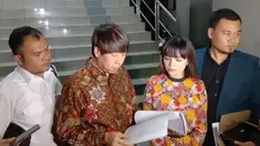 DJ Dinar Candy bersama tim kuasa hukumnya, mendatangi Sentral Pelayanan Kepolisian Terpadu (SPKT) Polda Metro Jaya. Kedatangannya adalah untuk melaporkan pemilik akun media sosial prostitusi online yang mencatut namanya.
